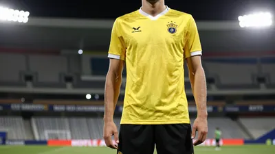 A photorealistic image of an anonymous UD Las Palmas player in a yellow jersey, with a white kit and black shorts...