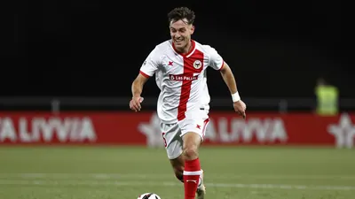 Los goles de Taisei Miyashiro y Manu Fuster dan al equipo canario su segunda victoria consecutiva y el liderato...